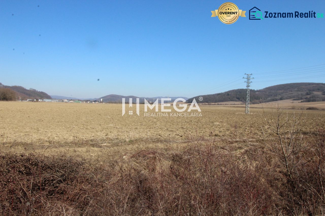 Landwirtschaftliche und forstwirtschaftliche Grundstücke in Lackovce, Lackovce mit Blick auf die umliegende Natur und die Hügel.