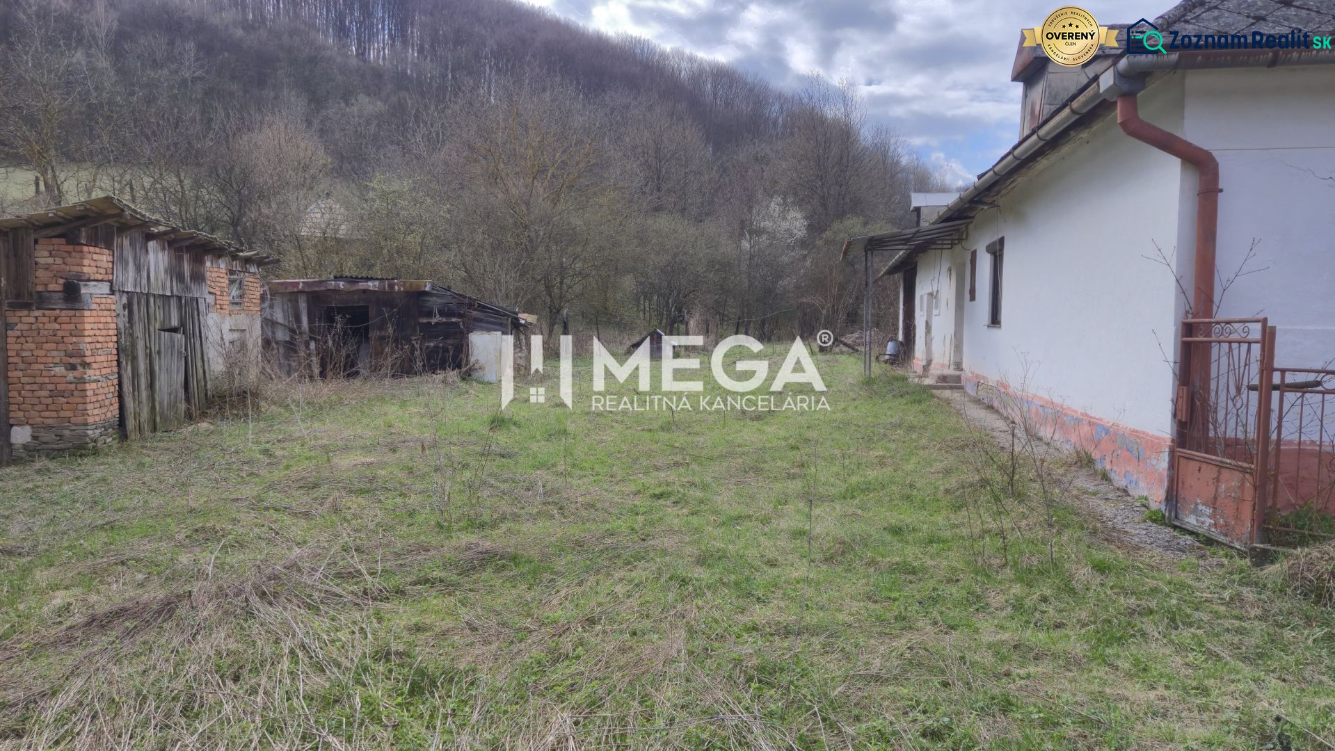 Ein Einfamilienhaus in Čabiny mit angrenzenden Wirtschaftsgebäuden auf einem von Natur umgebenen Grundstück.