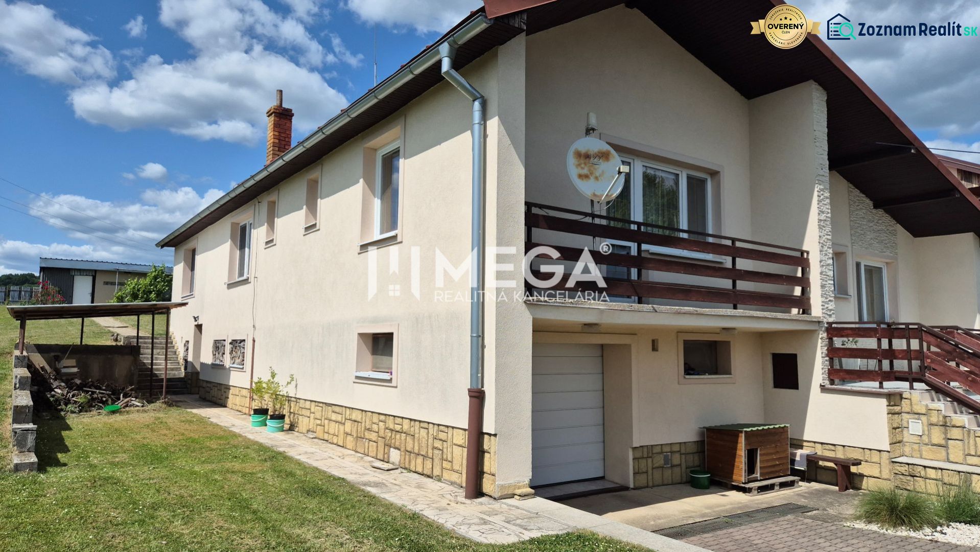 Einfamilienhaus in der Budovateľská-Straße in Humenné mit Balkon und Garage.