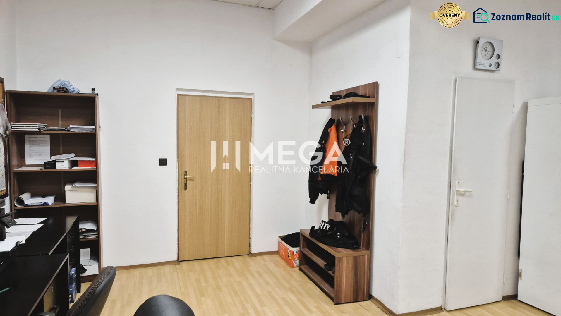 Büros mit Regal, Kleiderständer und Boden in Holzoptik.