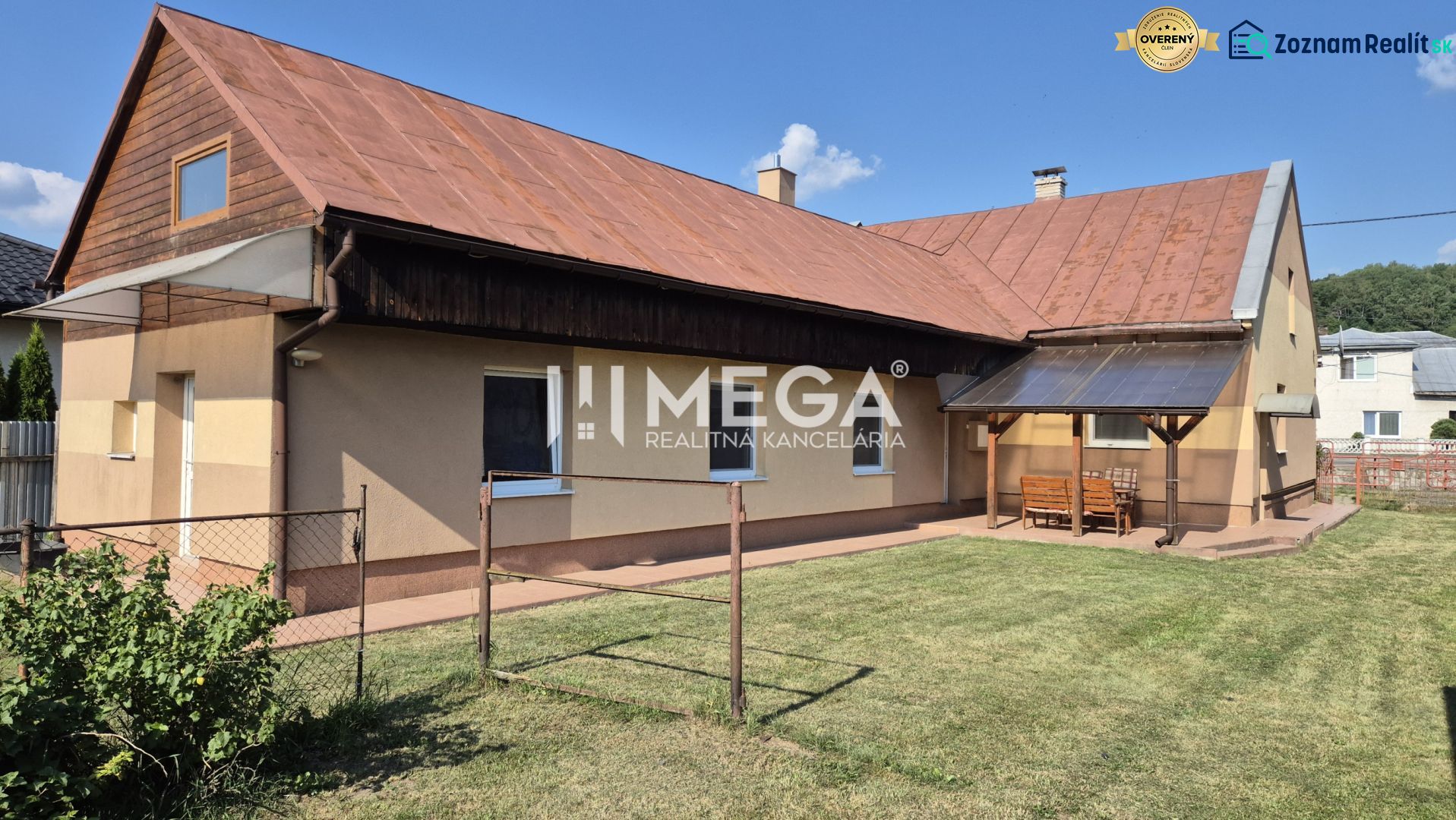 Ein Einfamilienhaus in Krásny Brod mit Vorgarten und überdachter Terrasse.