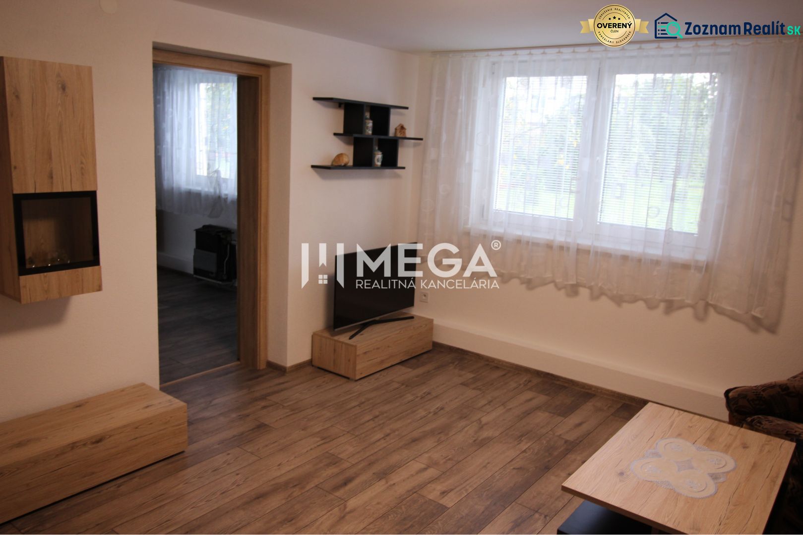 Wohnzimmer in einem Einfamilienhaus mit Holzboden und Möbeln.