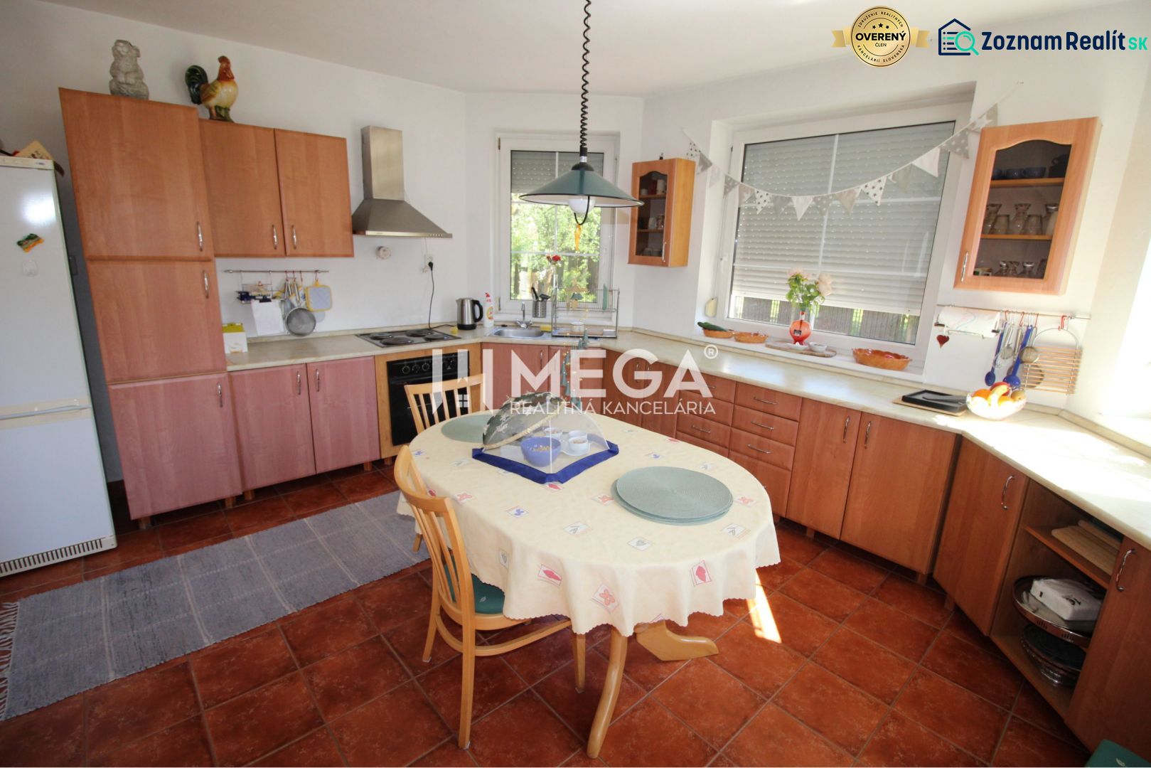 Küche in einem Einfamilienhaus mit Holzdekor und Esstisch.