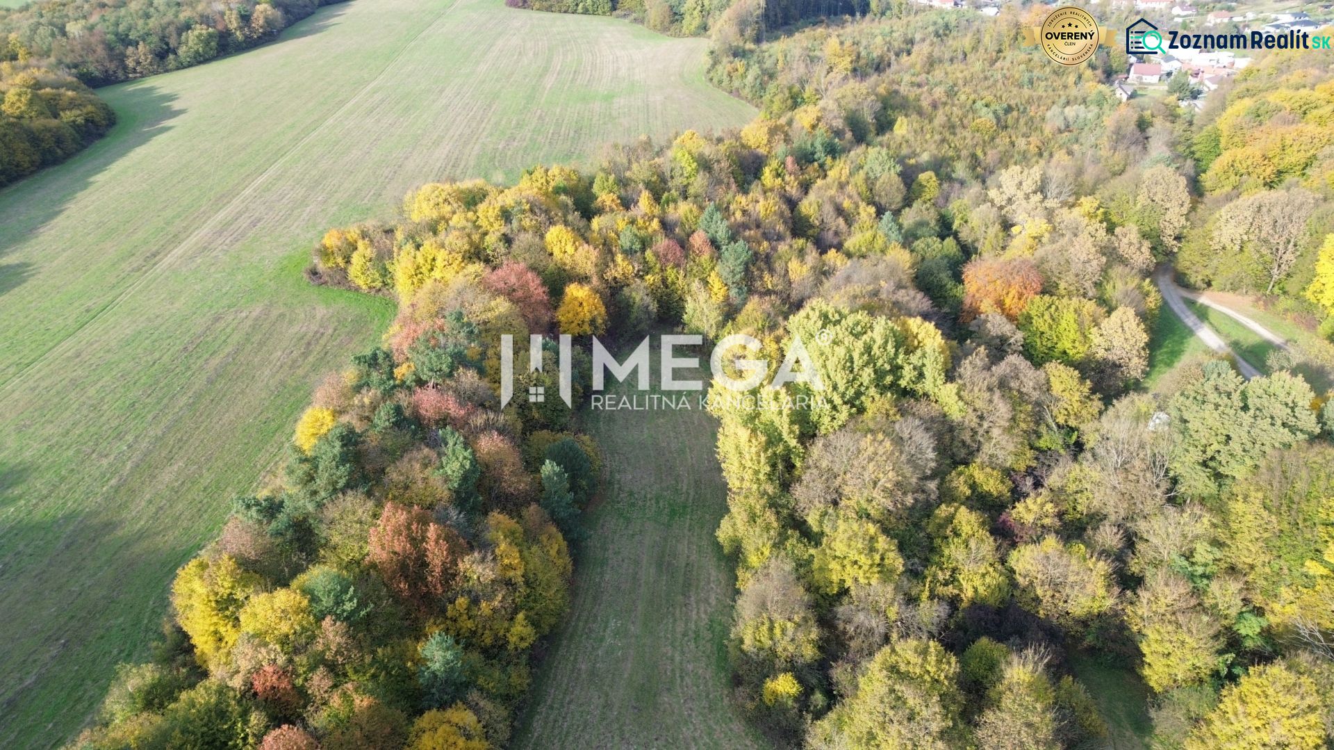Herbstlandschaft in Jasenov in der Straße Jasenov, umgeben von Wäldern und besonderen Immobilien.