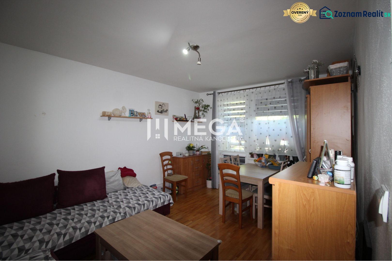 Wohnzimmer in einer Zweizimmerwohnung mit Sofa und Esstisch.