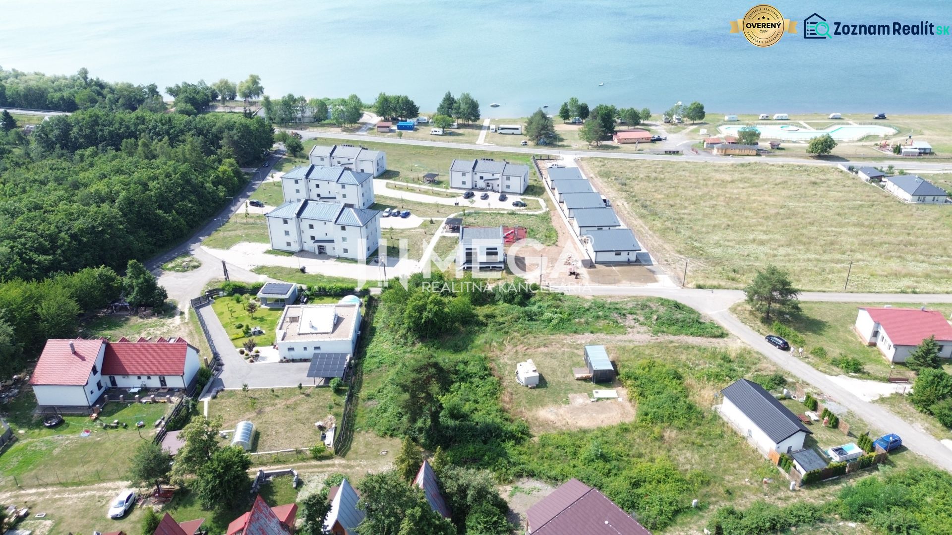 Luftaufnahme von Grundstücken - Wohnen in Klokočov in der Nähe von Wasser und Wäldern.