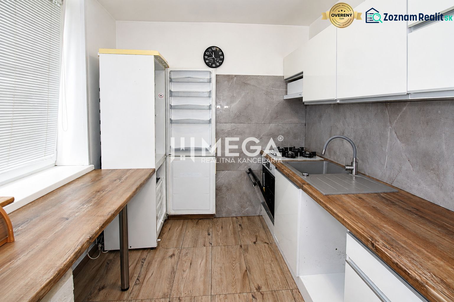 Küche in einer 3-Zimmer-Wohnung mit Holzboden und eleganter Küchenzeile.