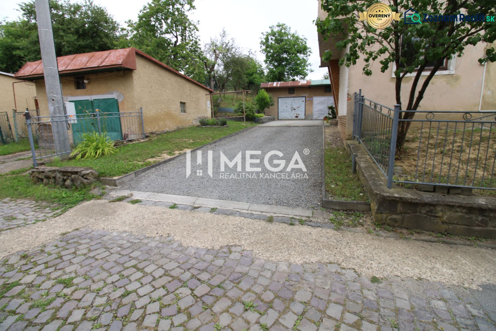 Exterieur einer 5-Zimmer-Wohnung oder größer in der Gagarinova-Straße in Snina, mit Garage und Zufahrtsstraße.