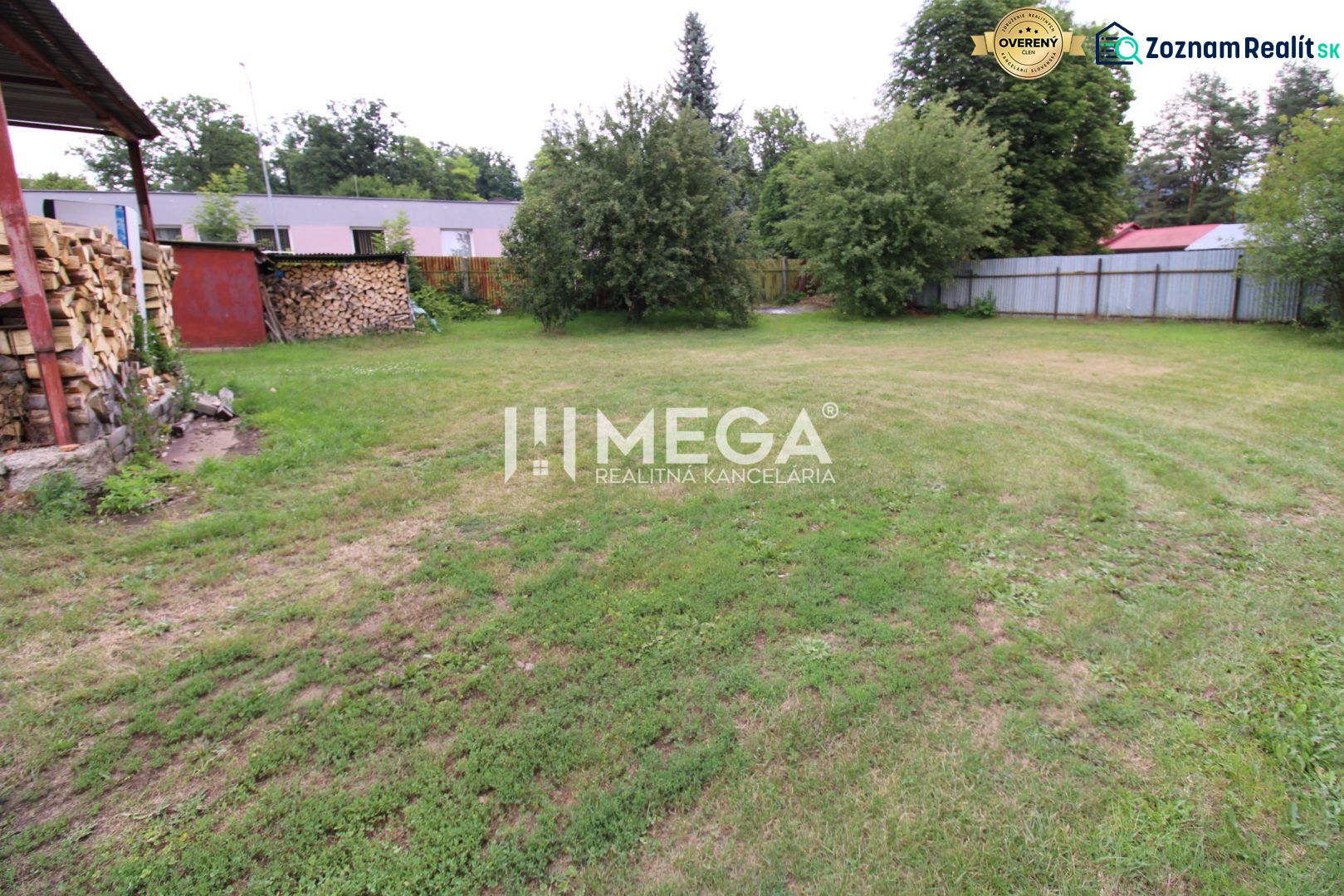 Garten bei einem Einfamilienhaus in Ulič auf Ulič 131 mit einem Holzunterstand und Bäumen.