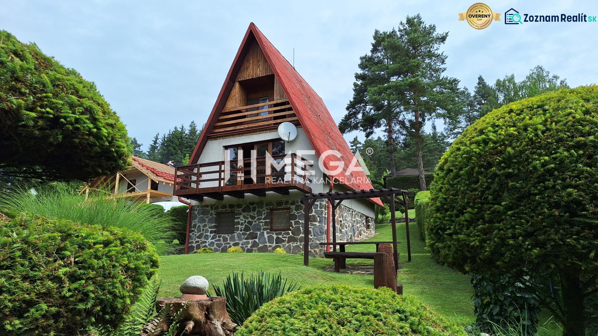 Ein Ferienhaus in Nová Kelča, umgeben von einem gepflegten Garten und Grünflächen, schafft eine angenehme ländliche Atmosphäre.