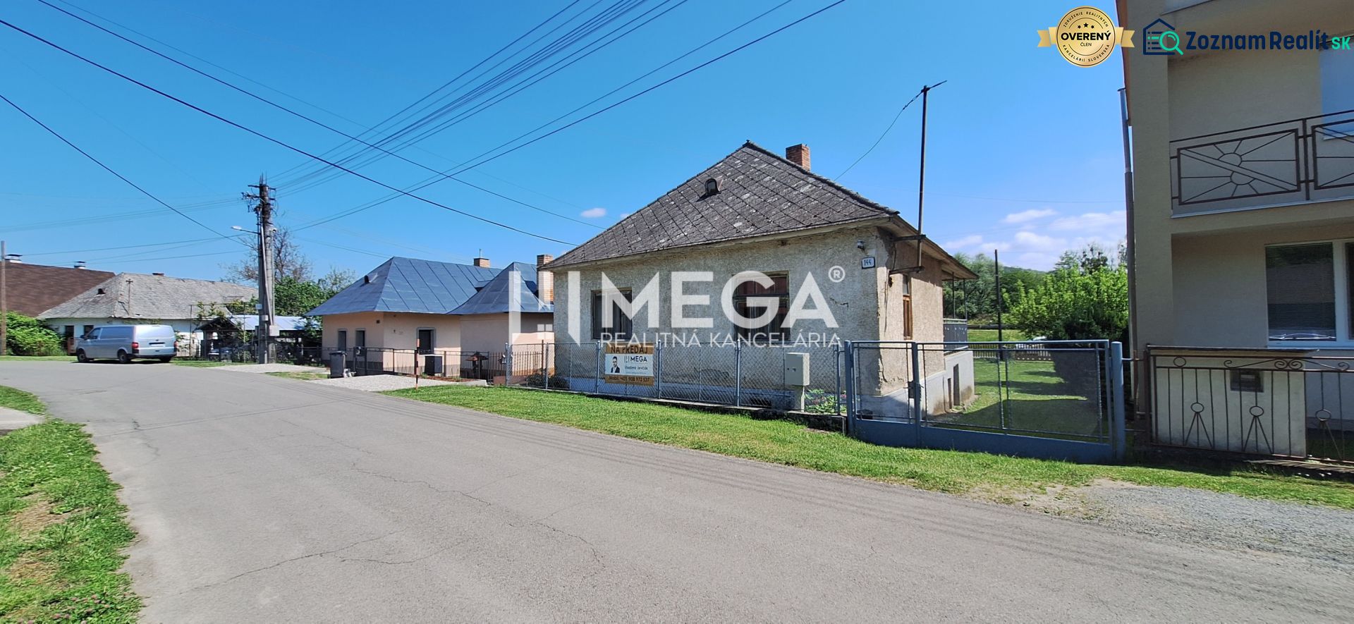 Einfamilienhaus in Kochanovce in der Straße Kochanovce, mit Rasen und Zaun, klarer Himmel.