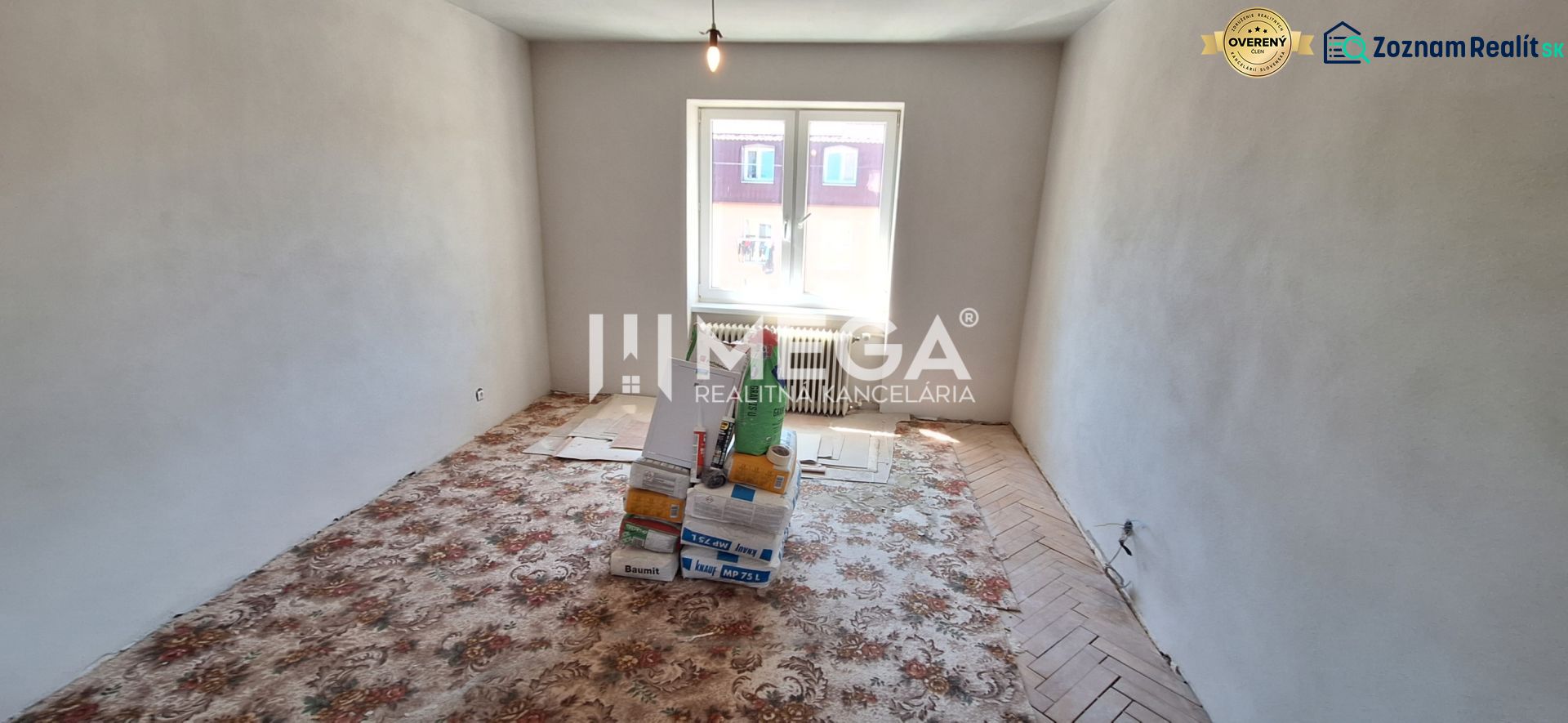 Ein geräumiges Zimmer mit Teppichboden und renovierter Oberfläche in einer 2-Zimmer-Wohnung.