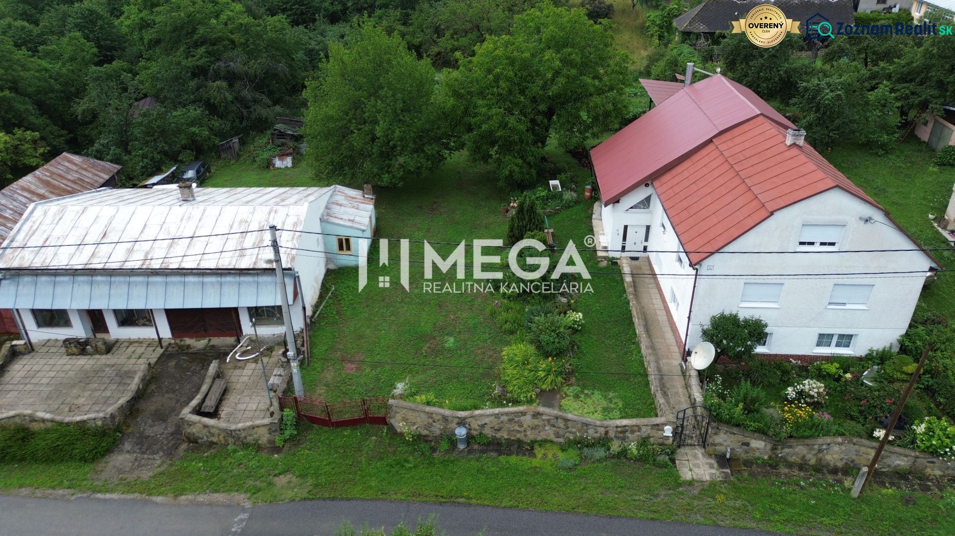 Ein Haus mit rotem Dach in Oľšinkovo auf der Oľšinkov-Straße, umgeben von einem Garten. Grundstücke - Wohnen.