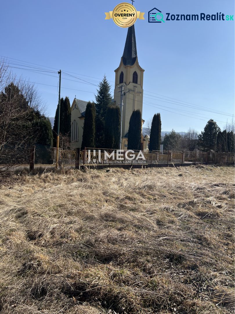 Grundstücke - Wohnen in Modrá nad Cirochou mit der Szenerie der Kirche.