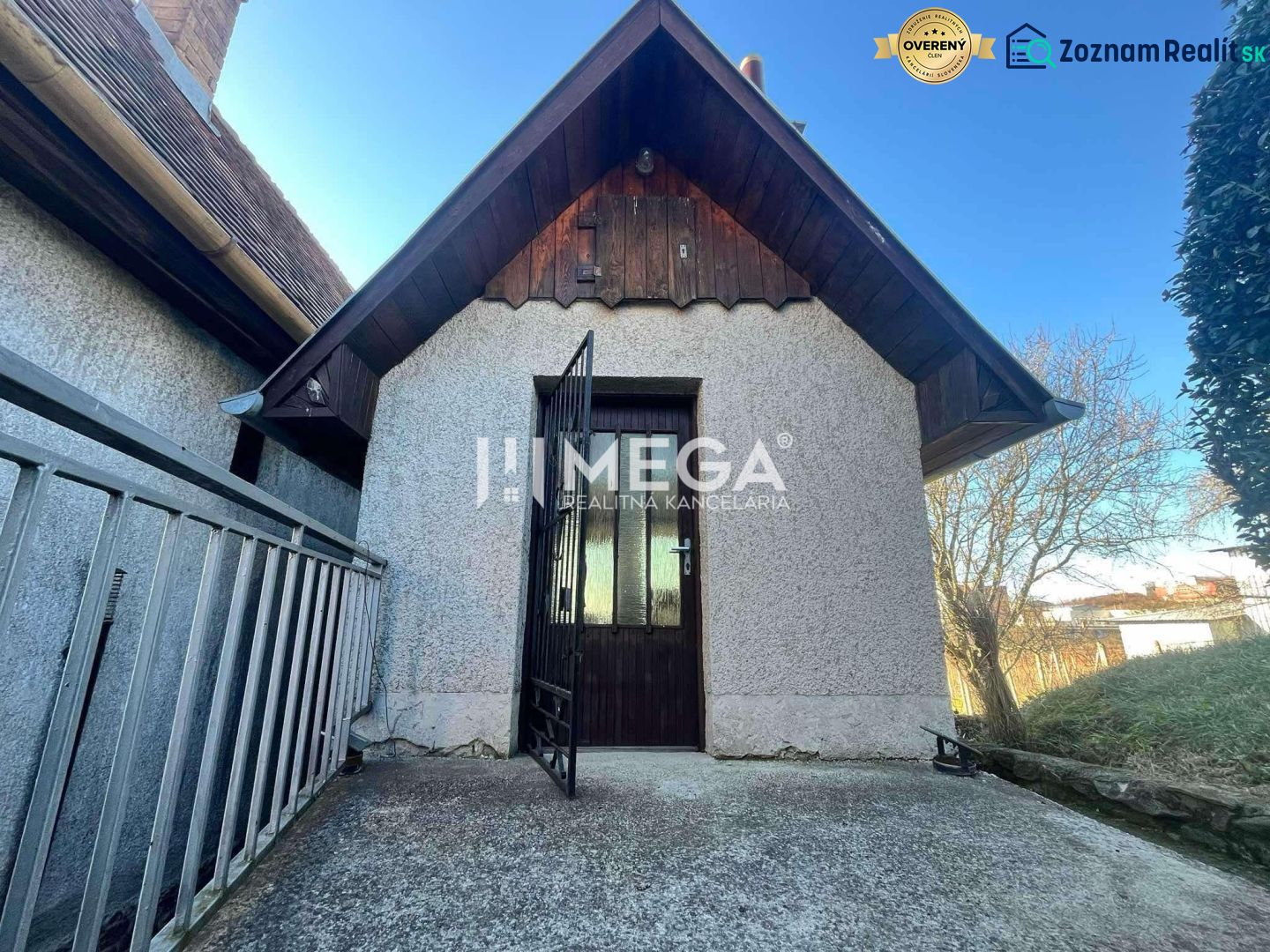 Eingang zum Einfamilienhaus in der Viničky-Straße in der Stadt Viničky mit Holzelementen.