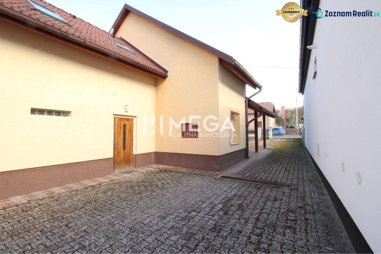 Außenbereich von Geschäftsräumen in der M. R. Štefánika-Straße, Vranov nad Topľou.