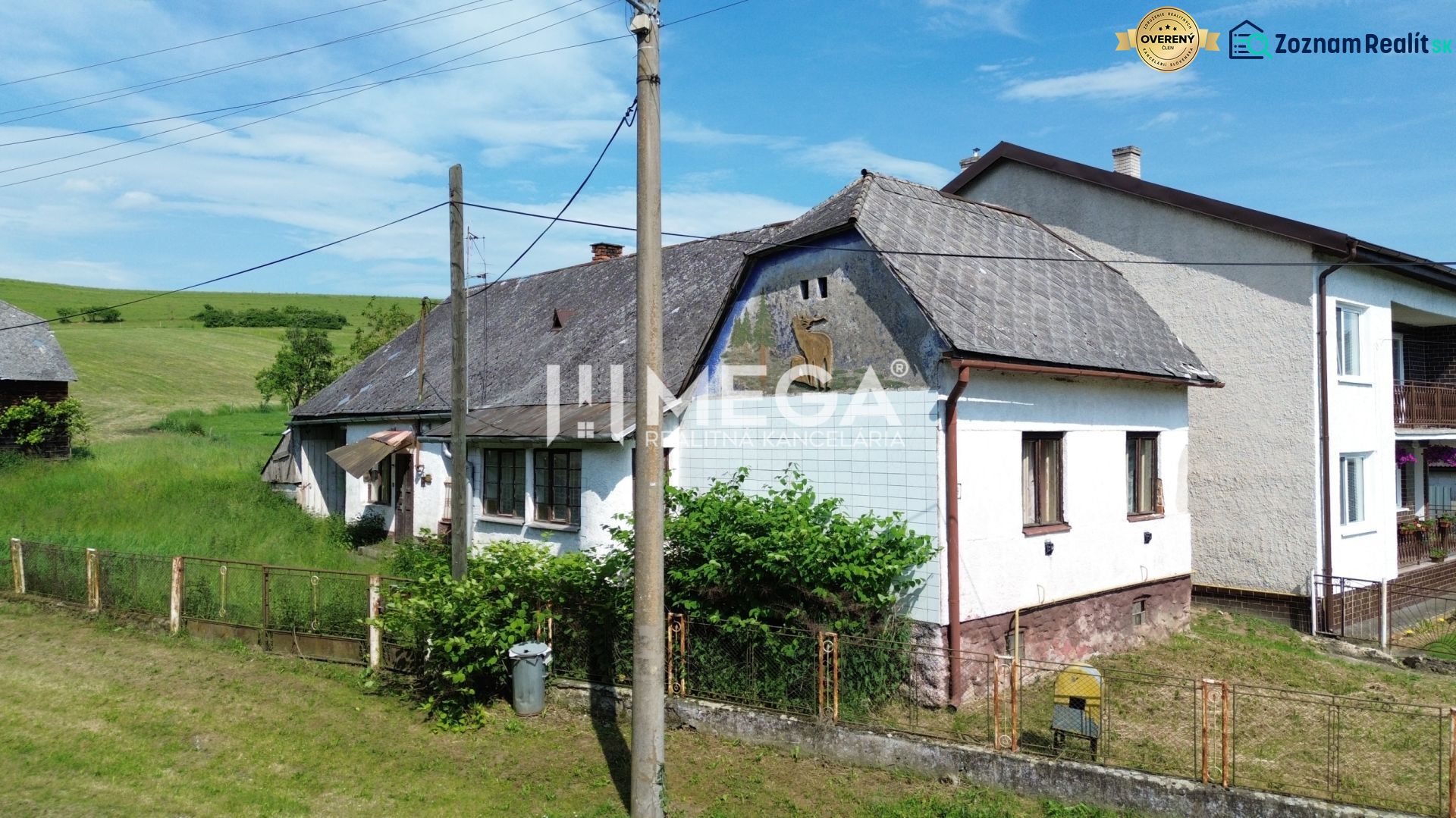 Ein älteres Haus mit Holzelementen im grünen Ondavské Matiašovce, ideal für Grundstücke - Wohnen.