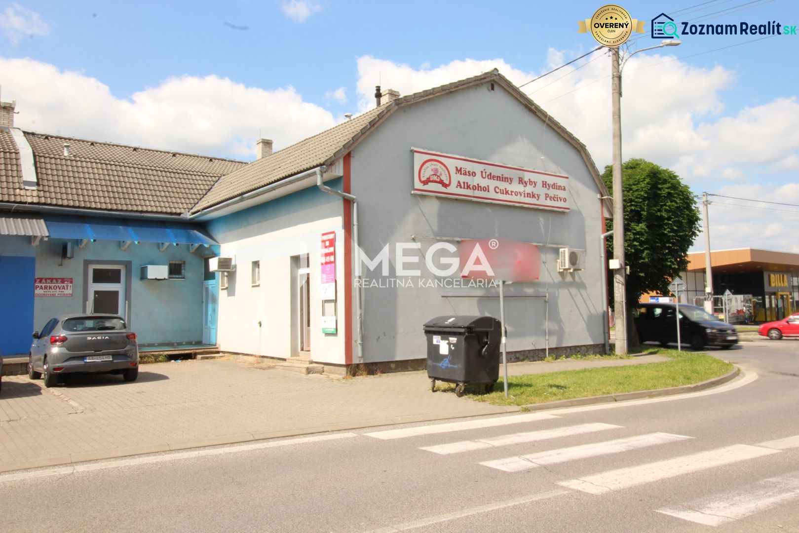 Geschäftsräume in der Duklianskych hrdinov Straße, Vranov nad Topľou, an einer stark befahrenen Straße.