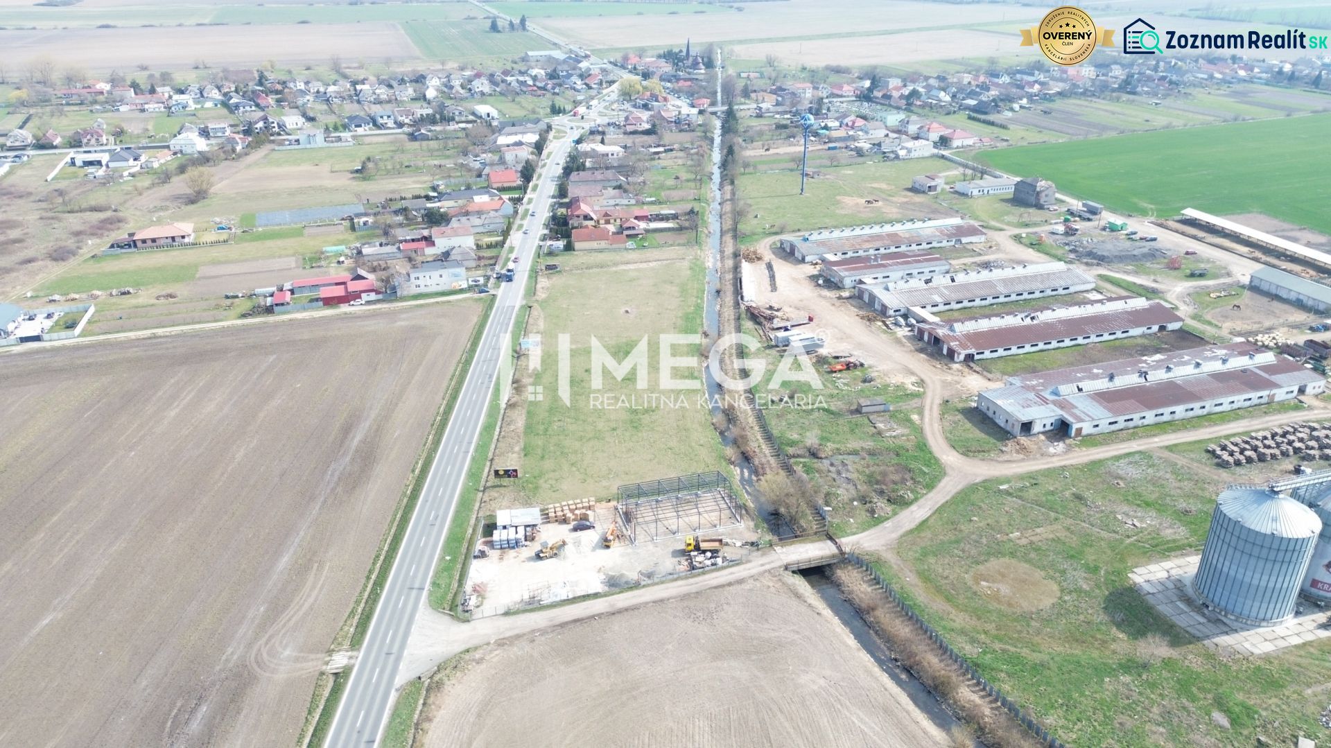 Luftaufnahme der Produktionsanlagen in der Gemeinde Hriadky, umgeben von landwirtschaftlichen Feldern und einer Straße.