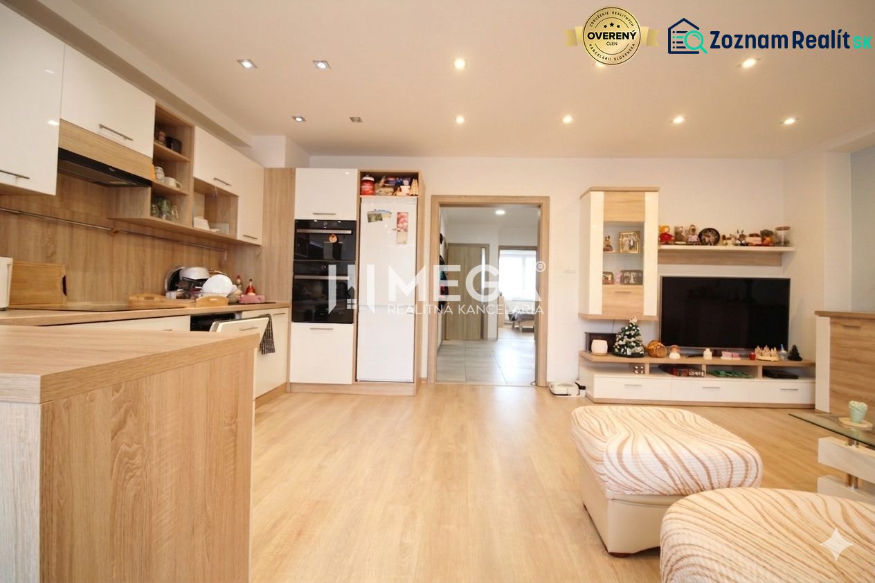 Wohnzimmer mit Küche, Holzboden, in einer 3-Zimmer-Wohnung.