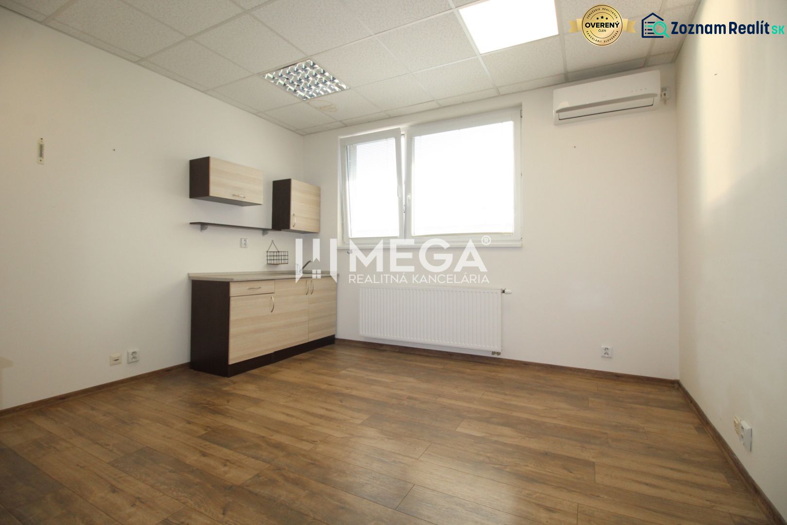 Ein Büro mit weißen Wänden, Holzboden-Dekor und Stauraum.