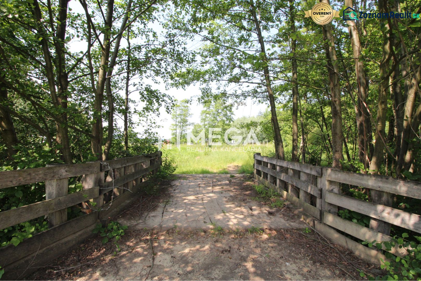 Waldweg über eine Brücke, umgeben von Grün in Ptičí, Grundstücke - Wohnen.