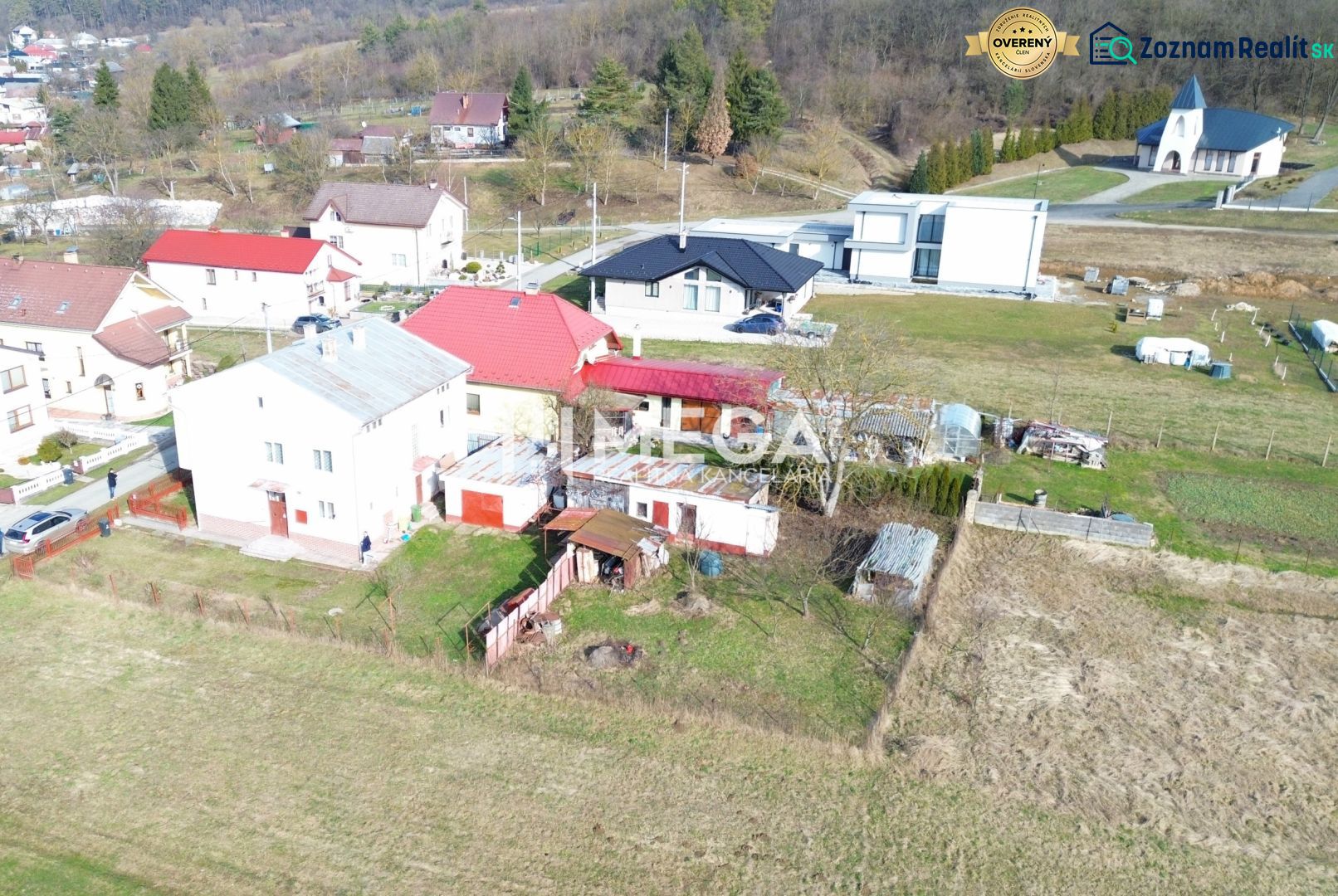 Ein Einfamilienhaus im Dorf Myslina in der Straße Myslina mit ländlicher Umgebung und Garten.