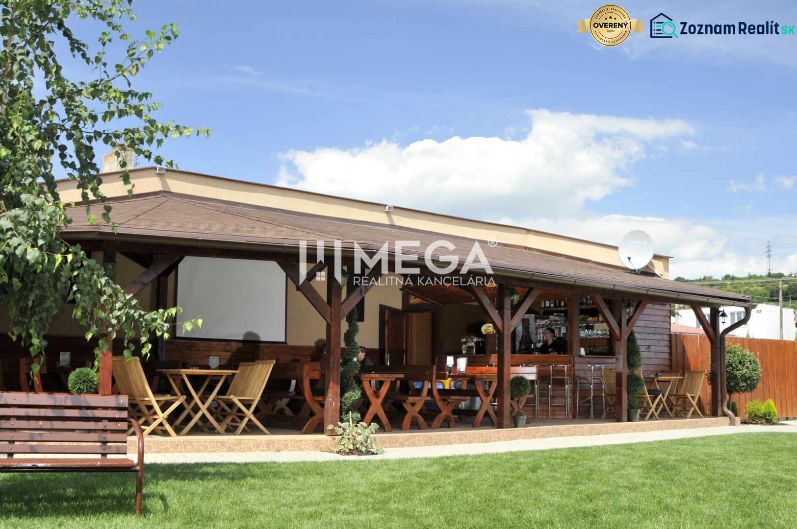 Gastronomische Räumlichkeiten in der Budovateľská-Straße in Vranov nad Topľou mit Gartenbestuhlung.
