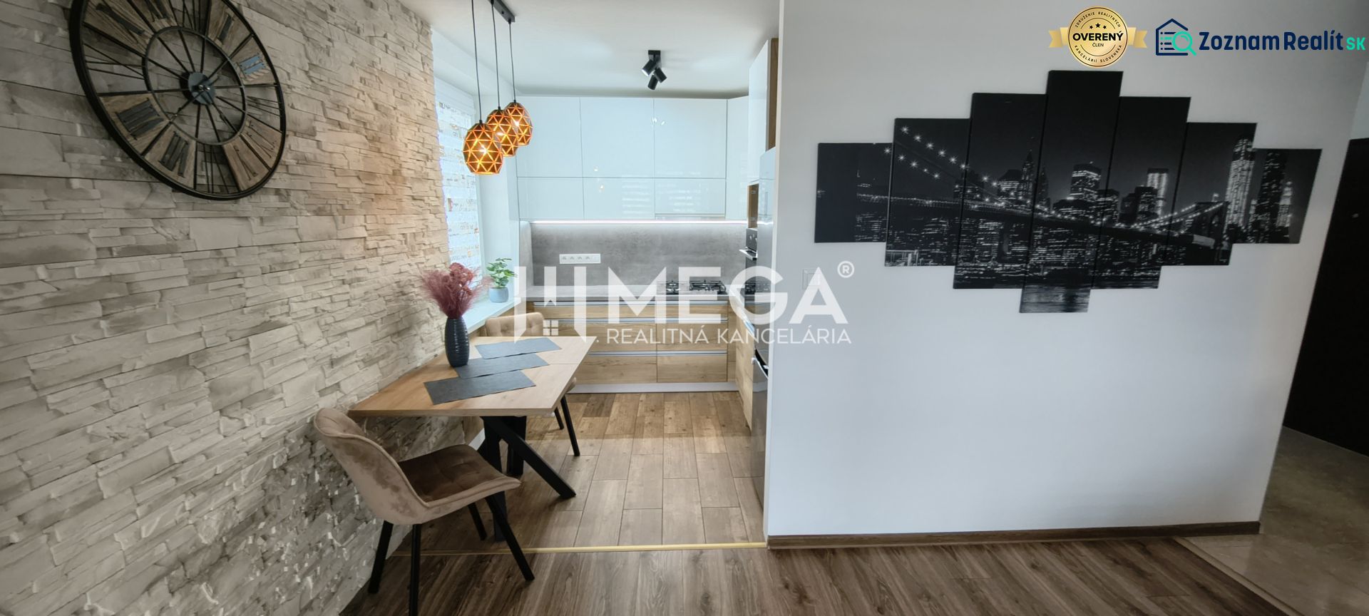 Eine Wand mit dekorativem Stein und eine Küche mit einem Boden in Holzdekor in einer 3-Zimmer-Wohnung.