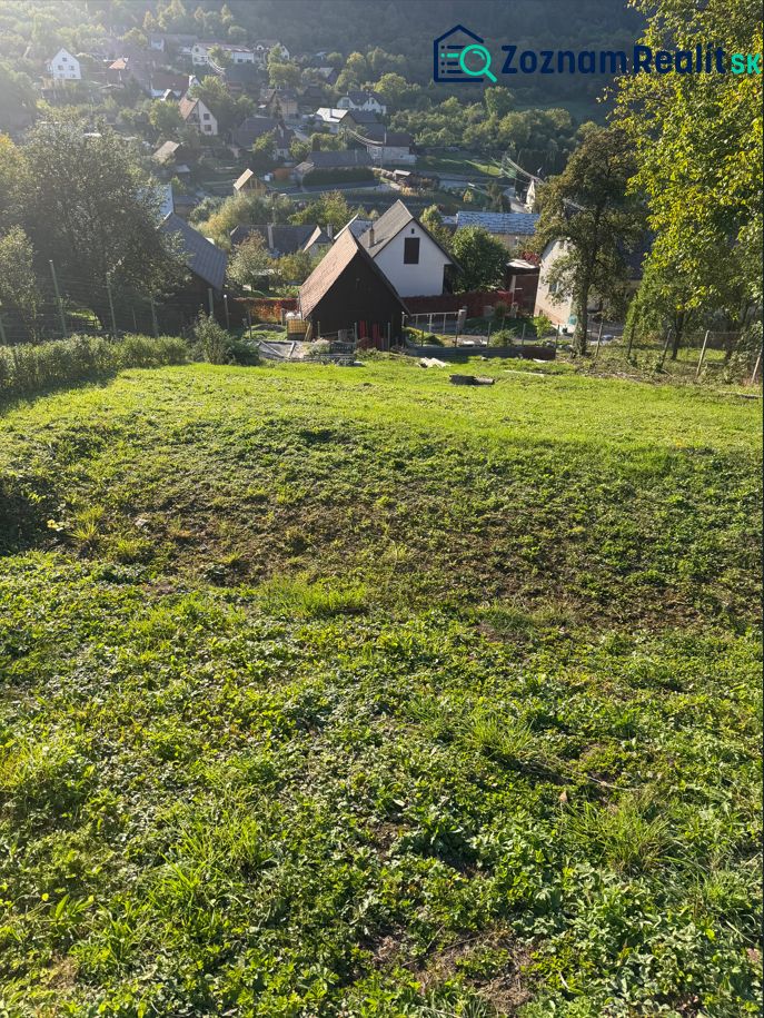 Košecké Podhradie bietet Grundstücke zum Wohnen mit ländlicher Architektur und umliegendem Grün.