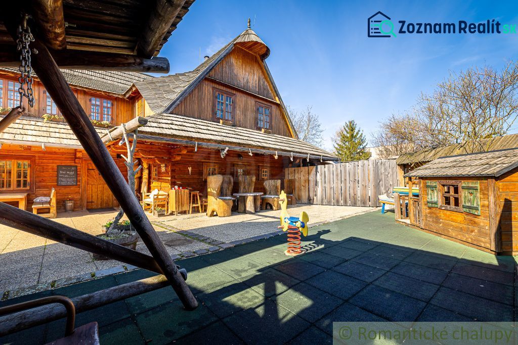 Ein Holzfamilienhaus in Machulince mit einem Kinderspielplatz und Holzmöbeln.