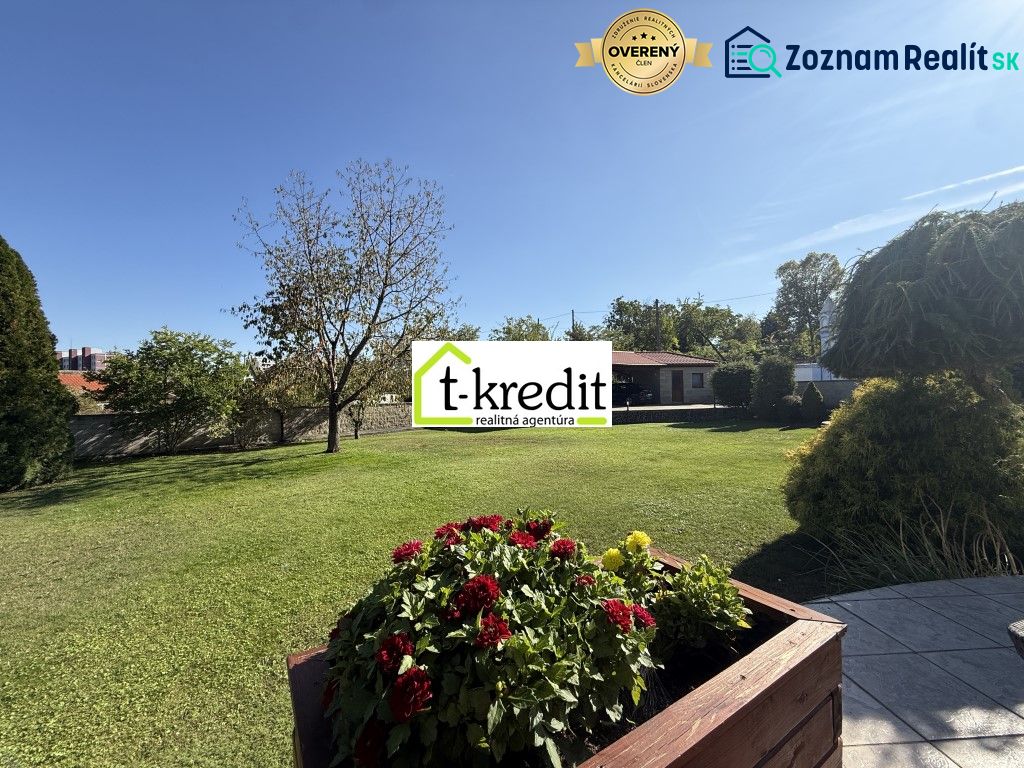 Der Garten des Einfamilienhauses in Zlaté Moravce mit blühenden Blumen und Bäumen.