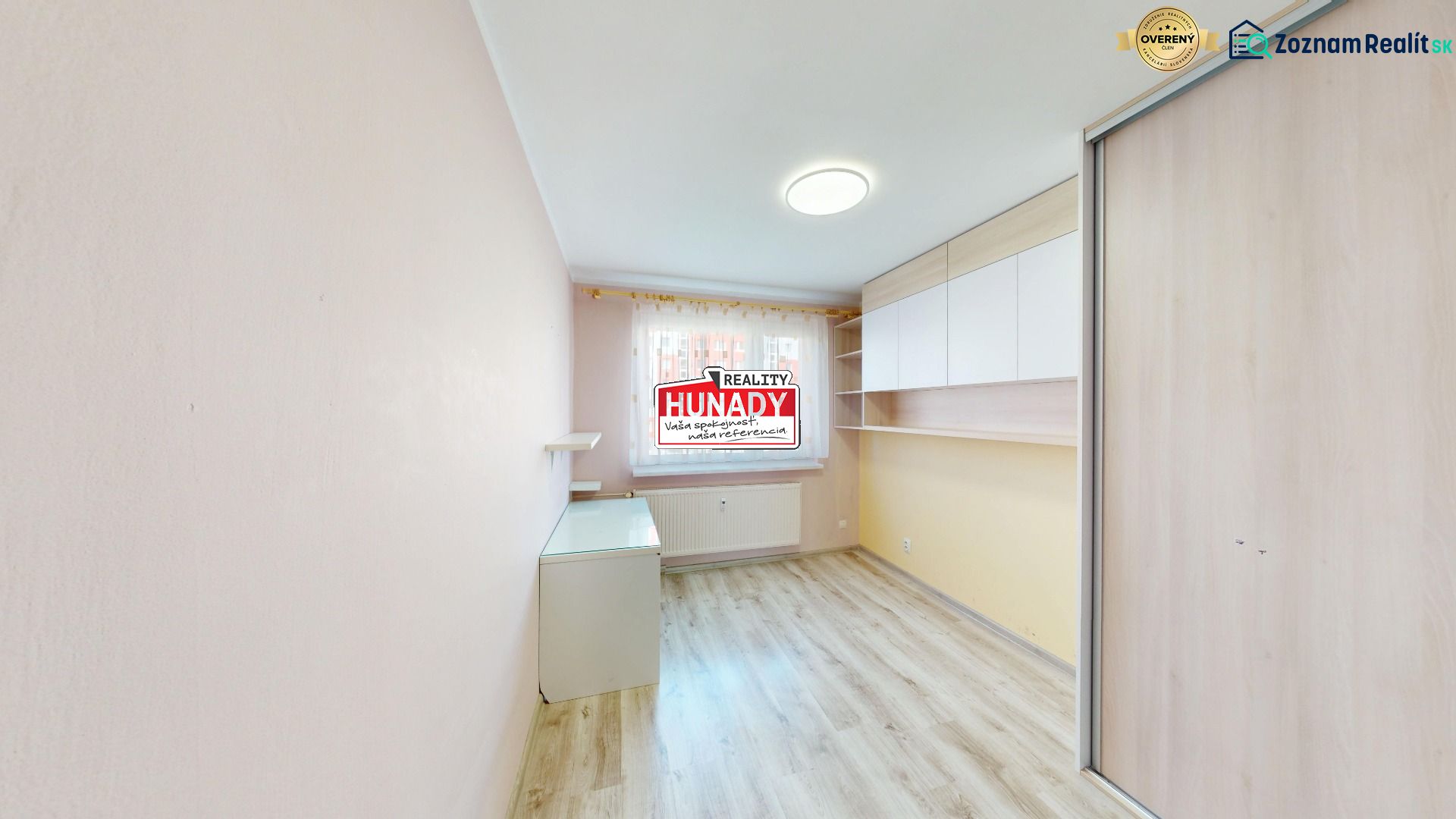 Ein Zimmer mit Holzboden und Stauraum, 3-Zimmer-Wohnung.