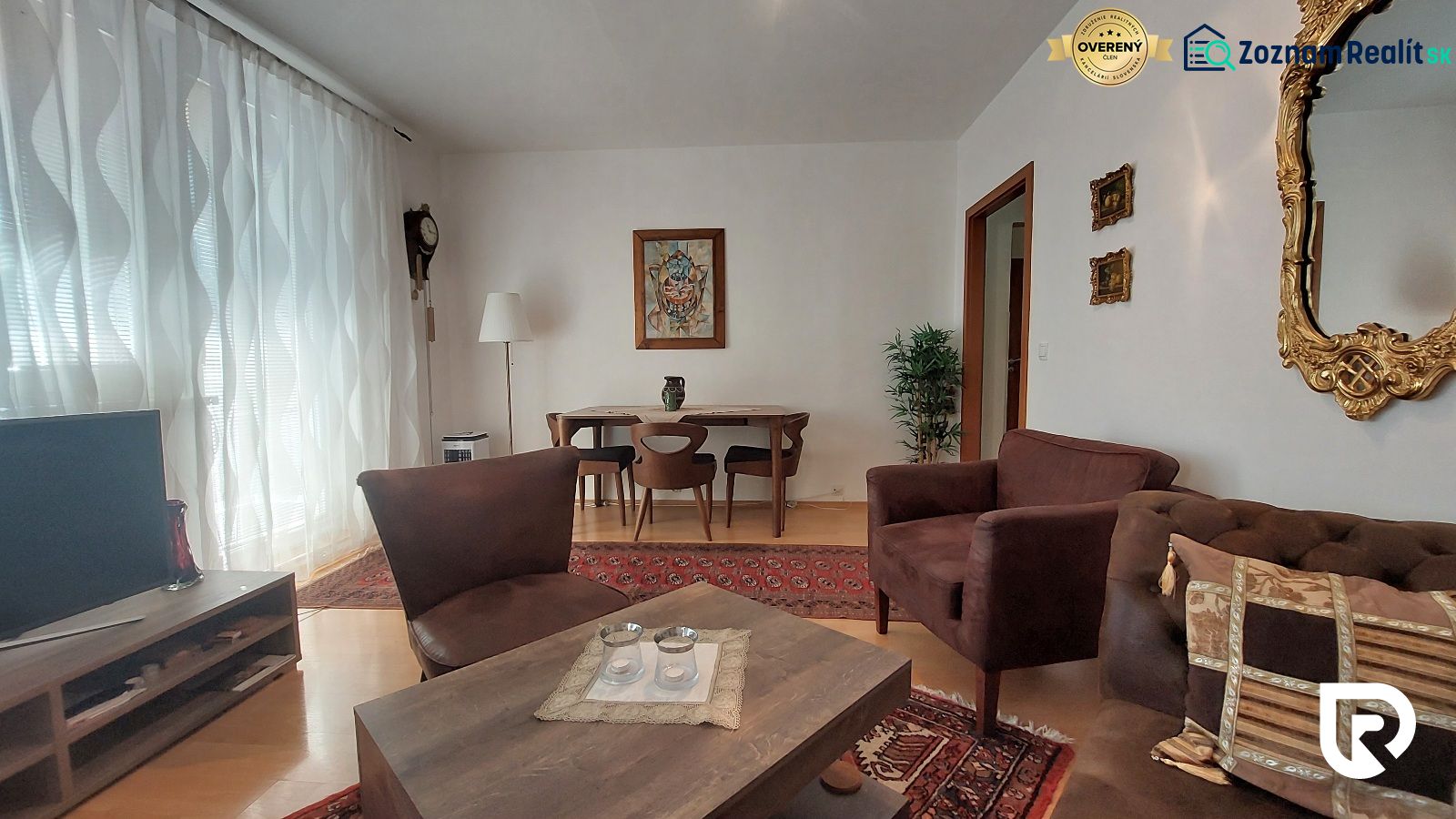 Wohnzimmer in einer 3-Zimmer-Wohnung mit Holzboden, bequemen Sitzgelegenheiten und Dekorationen.