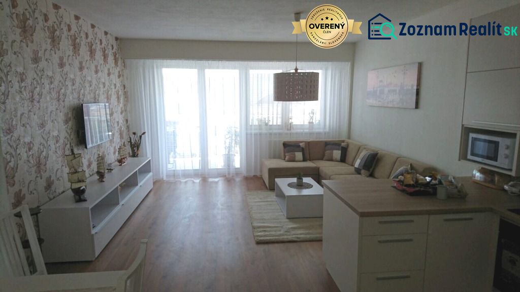 Wohnzimmer in einer 3-Zimmer-Wohnung mit Holzboden und Blumenklebeband.