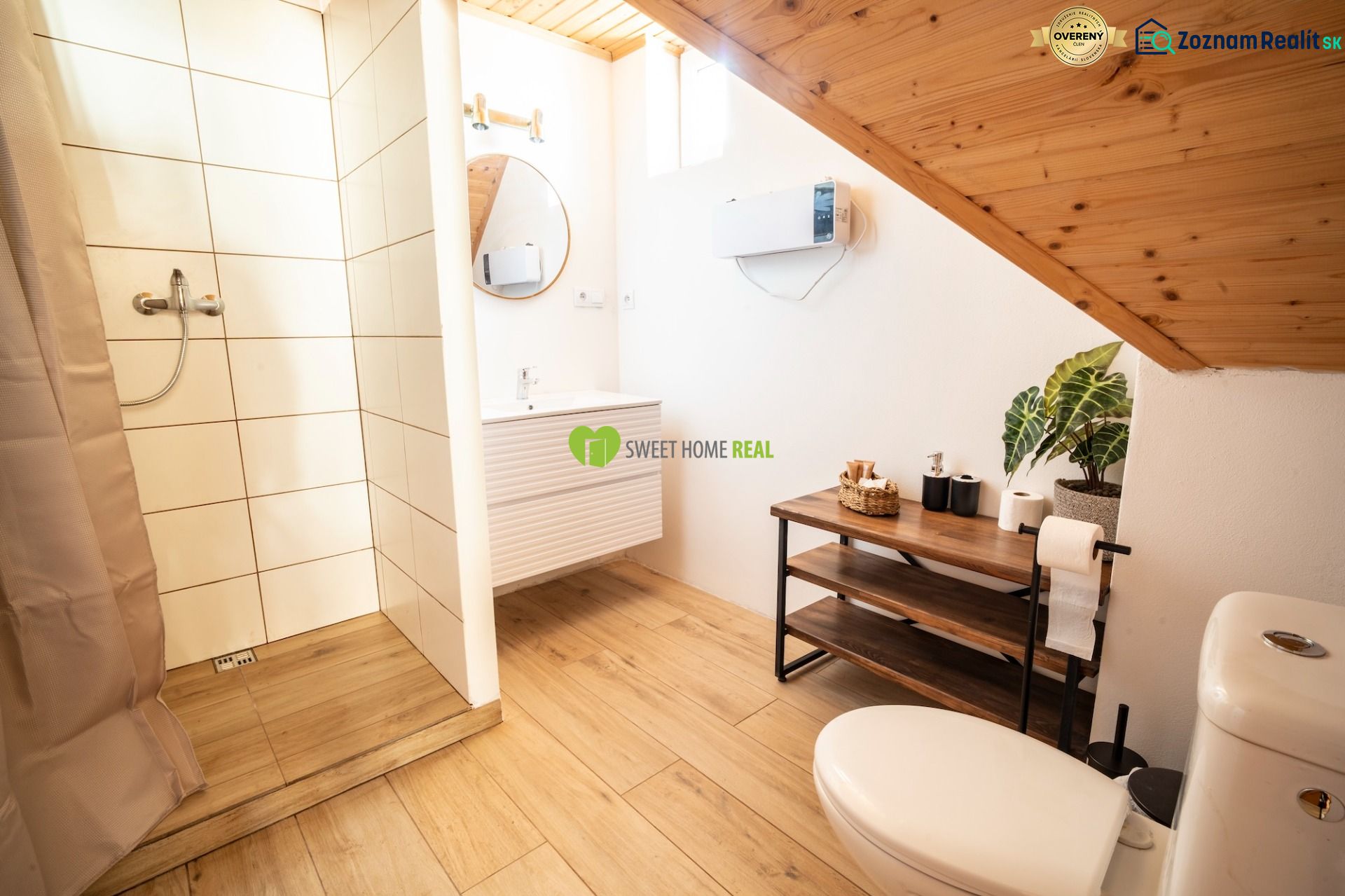 Badezimmer mit Holzboden, Dusche und Waschbecken. Hotels und Pensionen.