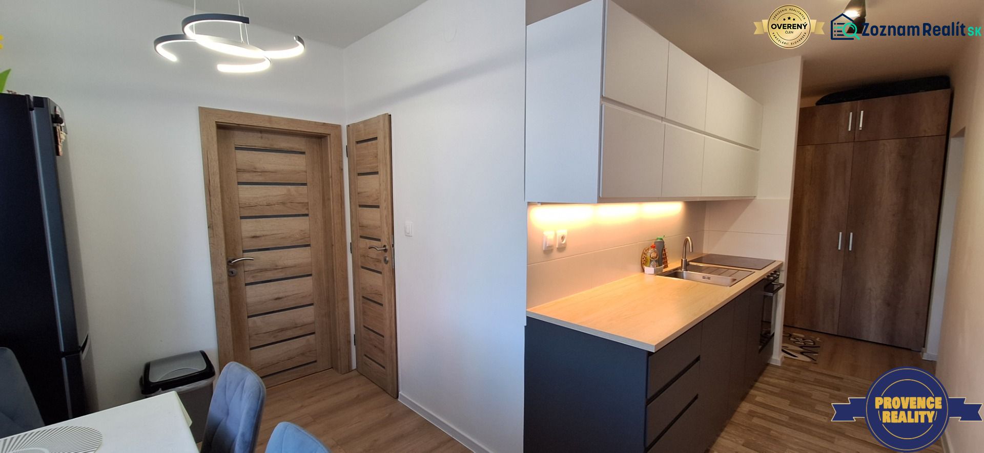 Küche in einer 3-Zimmer-Wohnung mit Holzboden und moderner Beleuchtung.