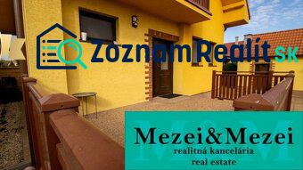 Einfamilienhaus in Majcichov mit einem Zertifikat einer geprüften Immobilienagentur an einer sichtbaren Stelle.
