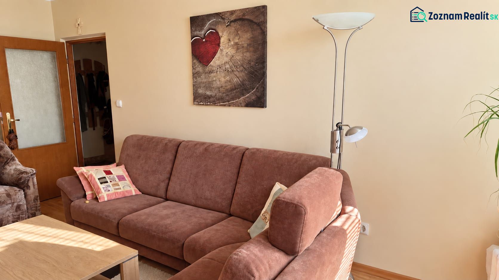 Gemütliches Wohnzimmer mit Sofa, Lampe und Kunstbild in einer 3-Zimmer-Wohnung.
