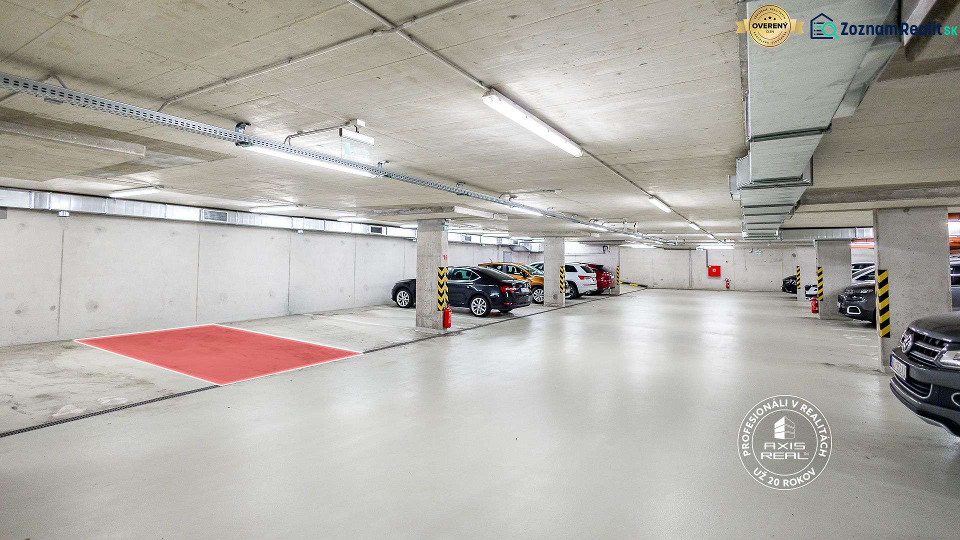 Tiefgaragen mit Parkplätzen und Betonsäulen.