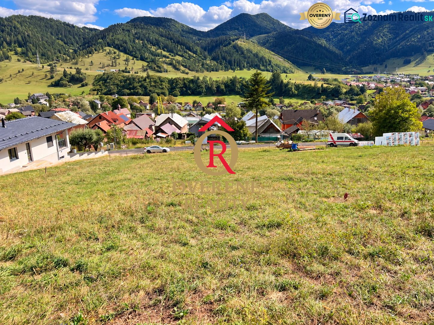 Grundstücke - Wohnen in Švošov, grüne Wiesen, Häuser, Hügel im Hintergrund, ideal zum Wohnen.