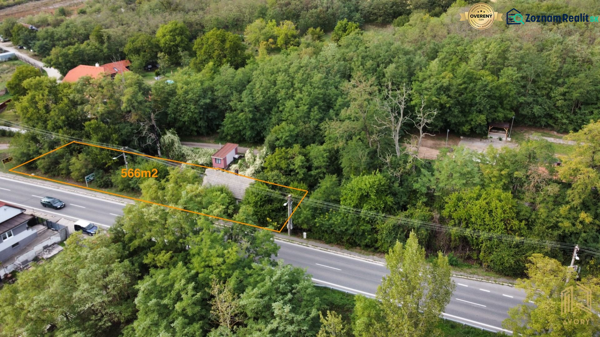 Ein Einfamilienhaus in Šaštín-Stráže, umgeben von Grünflächen, mit einem Grundstück von 566 m² an der Straße.