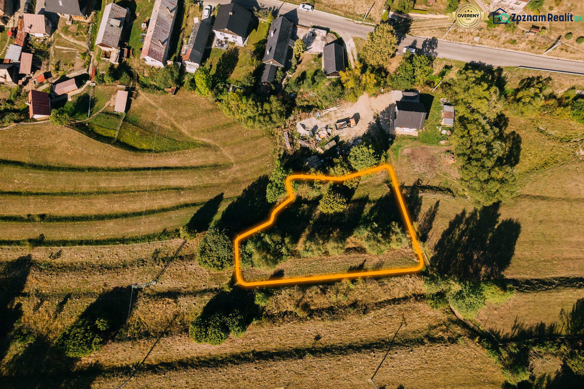 Luftaufnahme von Erholungsgrundstücken an der Školská-Straße in Čierny Balog.