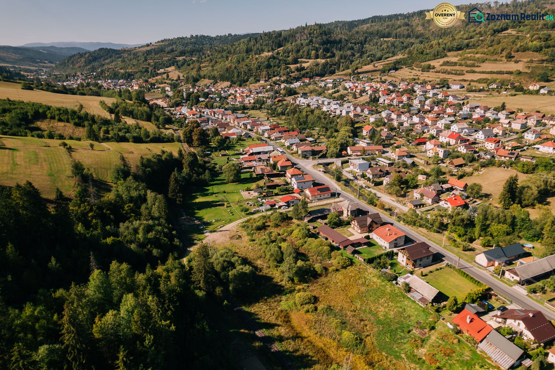 Luftaufnahme von Grundstücken - Wohnen in Čierny Balog in der Švermova-Straße.