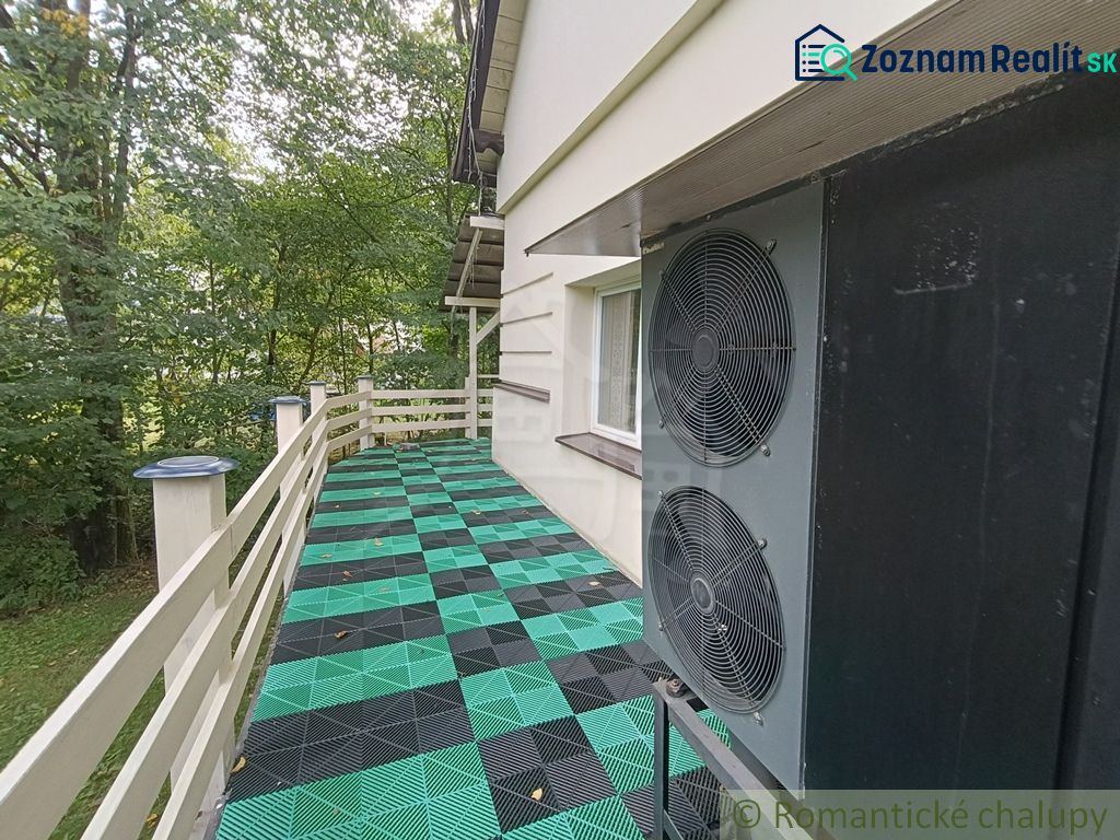 Das Einfamilienhaus in Staškov hat eine Terrasse mit bunten Fliesen und umliegenden Bäumen.