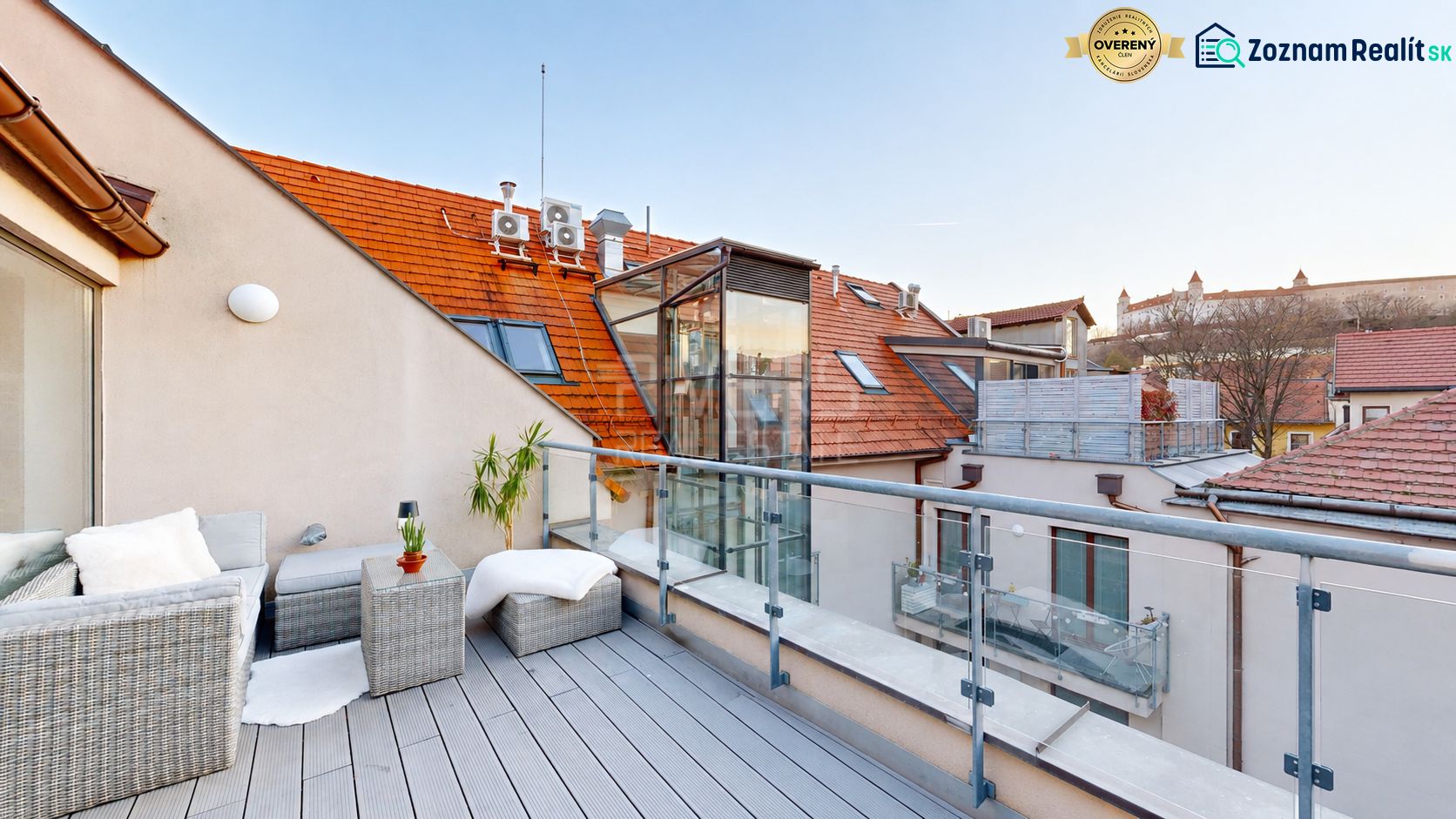 Terrasse einer 4-Zimmer-Wohnung mit Sitzgelegenheit und Blick auf die Burg Bratislava in der Altstadt.