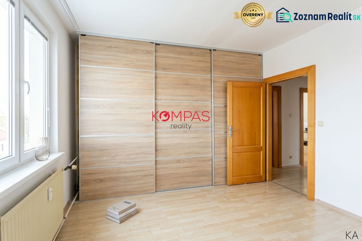 Ein Zimmer in einer 3-Zimmer-Wohnung mit einem Boden in Holzoptik und einem Einbauschrank.