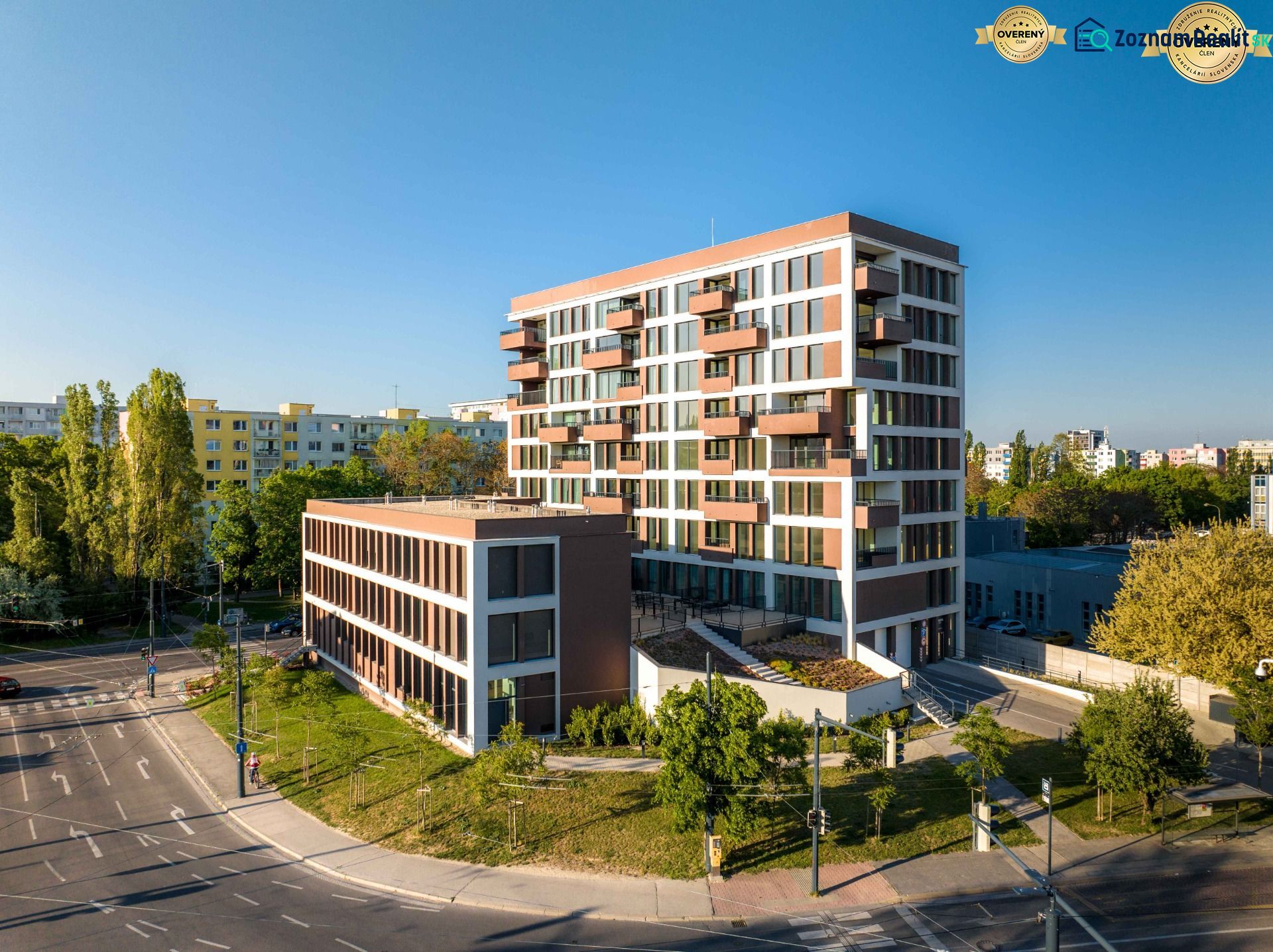 Wohnungsbau in der Mierová-Straße in Bratislava - Ružinov, moderne Architektur mit Balkonen.
