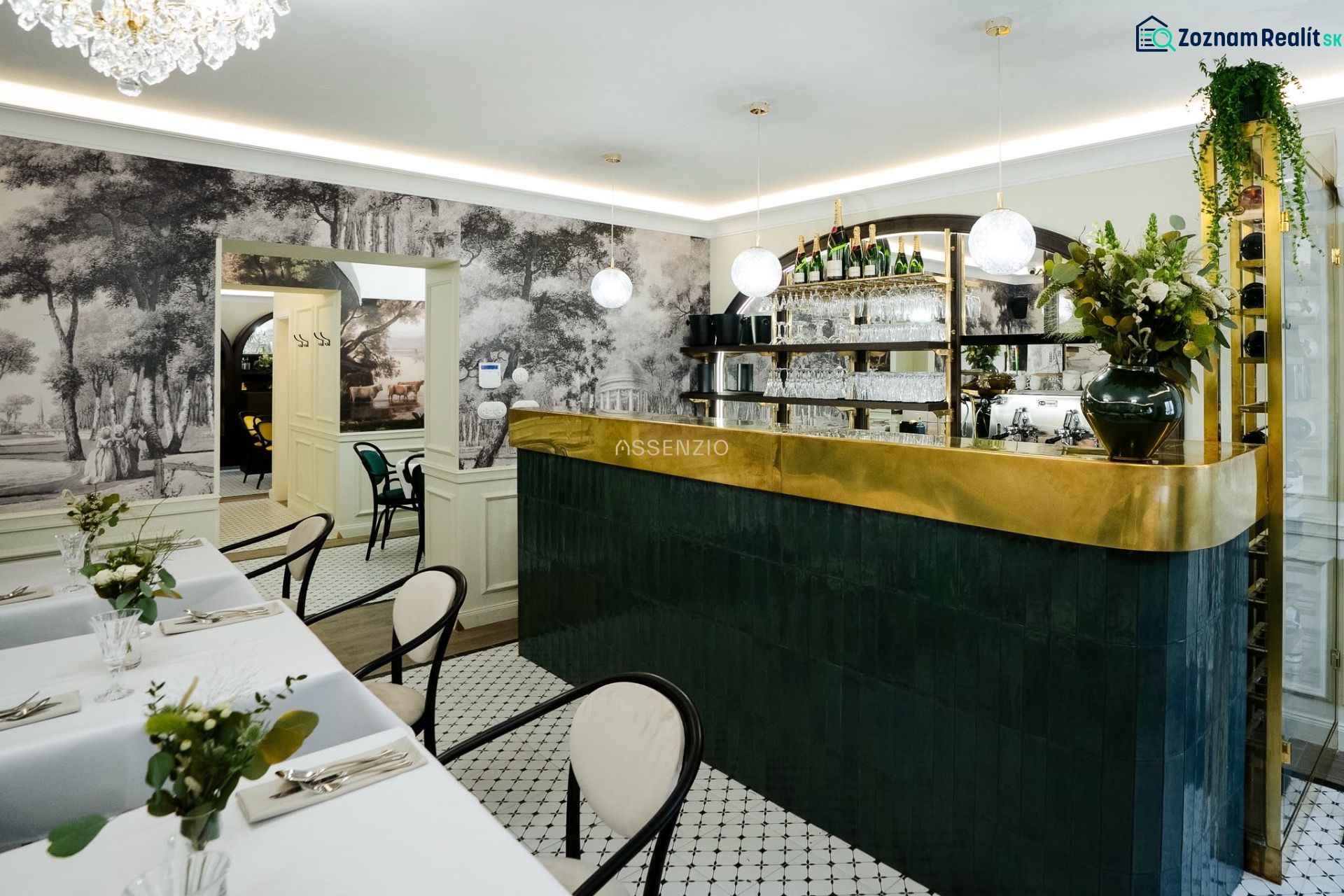 Stilvolle Bar mit dekorativen Elementen und Tischen in Geschäftsräumen.
