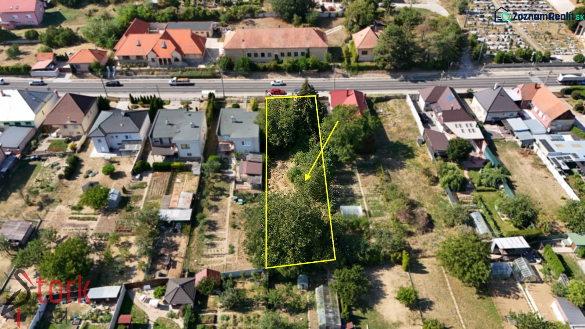 Grundstück zum Wohnen in der Štefánikova-Straße in Krušovce mit Garten und Bäumen.